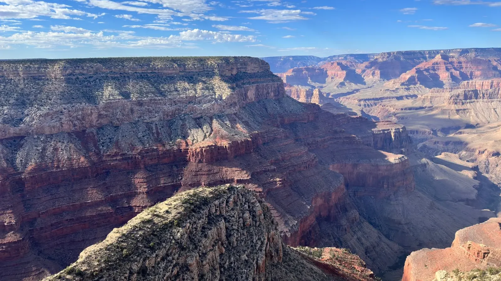 Layered canyon cliffs viewed from the Grand Canyon South Rim